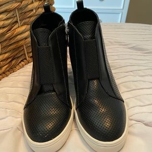Black wedge sneakers